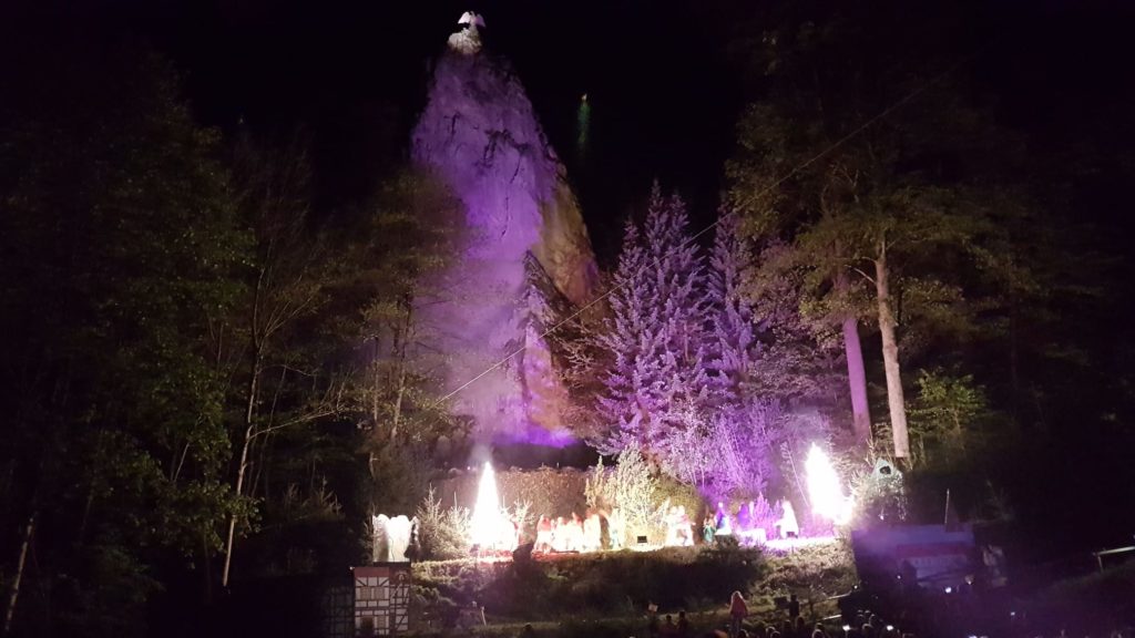 Hübichenstein Bad Grund
Walpurgis Theaterstück in der Dunkelheit
mit Beleuchtung und Pyro-Effekten im Dunkeln