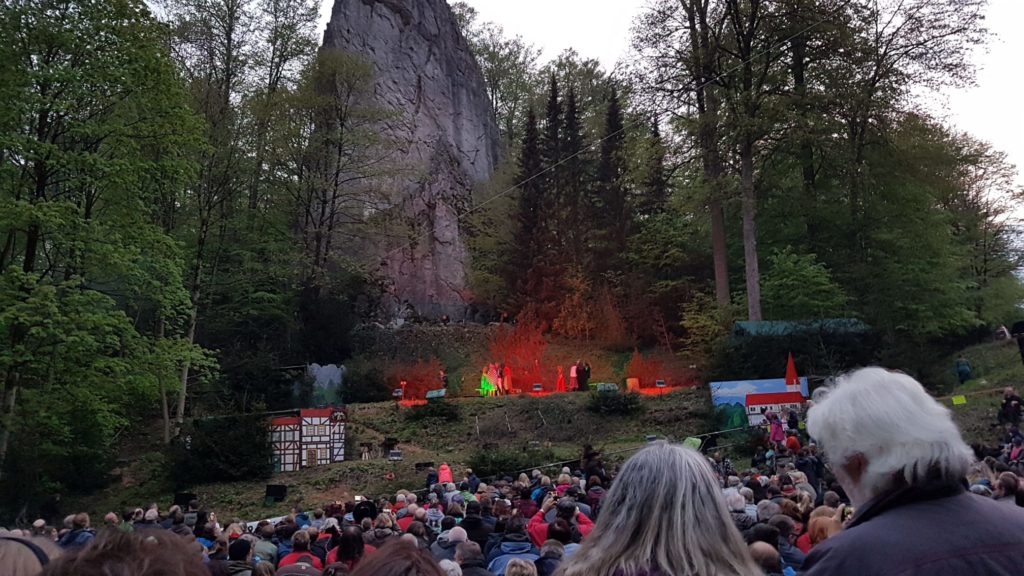 Huebichenstein-Bad-Grund-Walpurgis-Kulisse-Theaterstück-mit-Besuchern