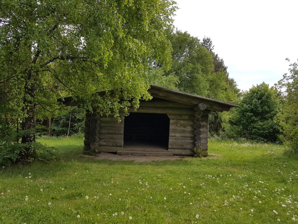 Schutzhütte im Weltwald Aboretum, falls das Wetter mal umschlägt