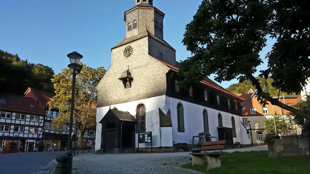 St. Antonius Kirche Bad Grund - Ansicht im Sonnenuntergang vom König Hübich Platz