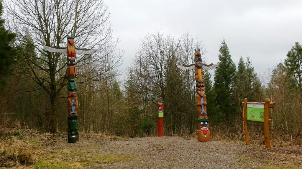 Totems auf dem Indianerpfad im Weltwald